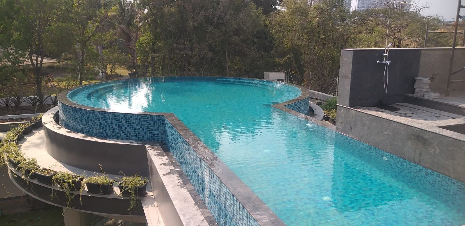 Freeform overflow infinity pool