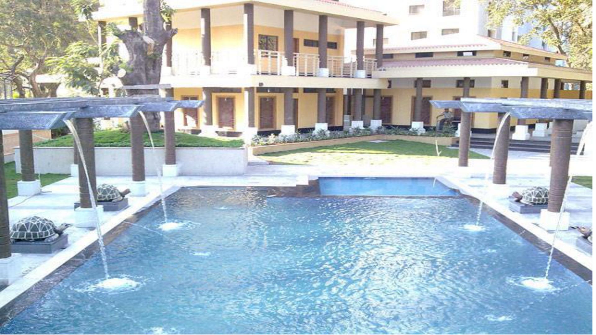 Feature pool with water jets
